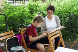 Дети участвуют в летней программе «Лепи, рисуй, твори»