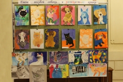 Выставка детского рисунка «Глаза голубой собаки и разноцветной кошки»