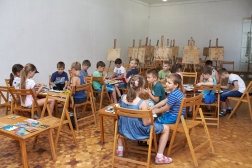 Дети участвуют в летней программе «Лепи, рисуй, твори»
