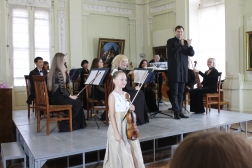 Концерты классической музыки «Одаренные дети» и «Великие имена с камерным оркестром» (Крымская государственная филармония).