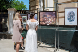 К Дню города открылась выставка репродукций «Крым в Великой Отечественной войне»