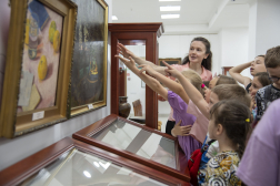 В Симферопольском художественном музее работает летняя программа «Встретим лето вместе»