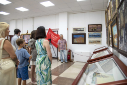 Открылась выставка к 100-летию Петра Столяренко