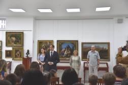 Награждение участников выставки детских рисунков «Краски Крыма без границ»